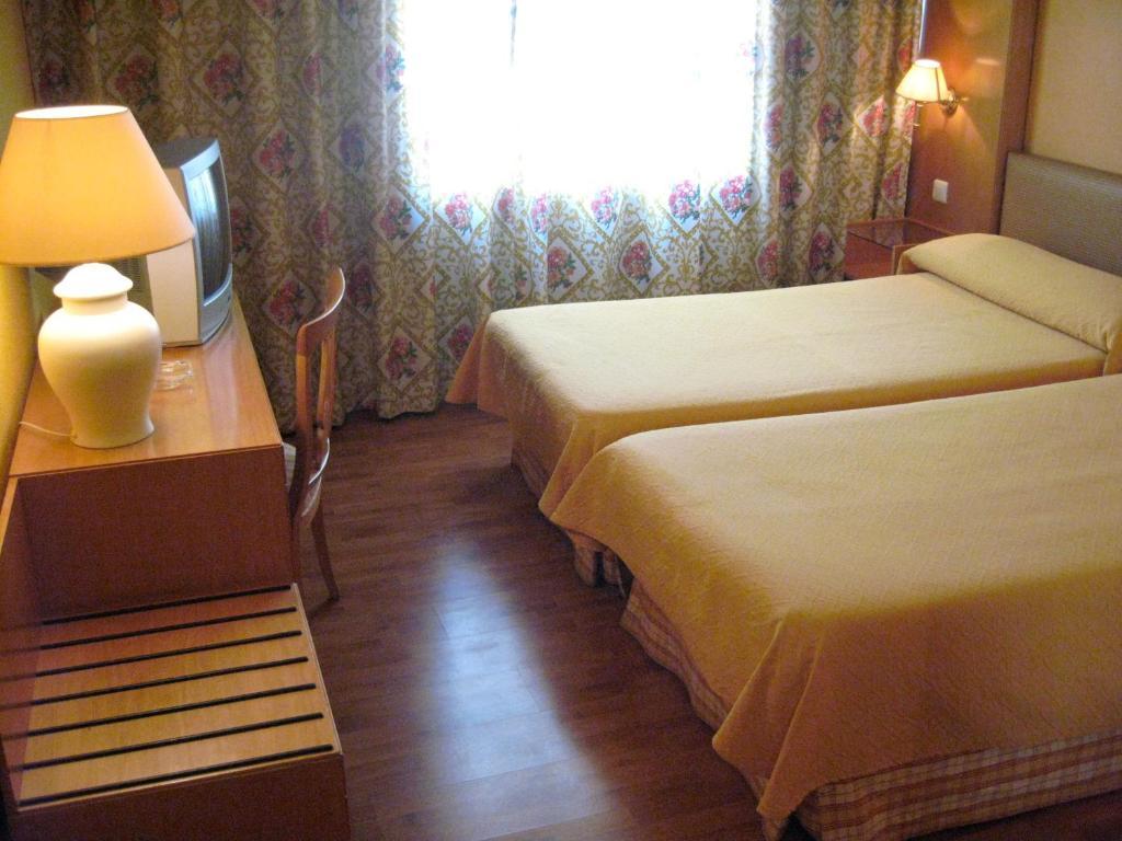 Hotel Restaurante San Roque Medina del Campo Oda fotoğraf